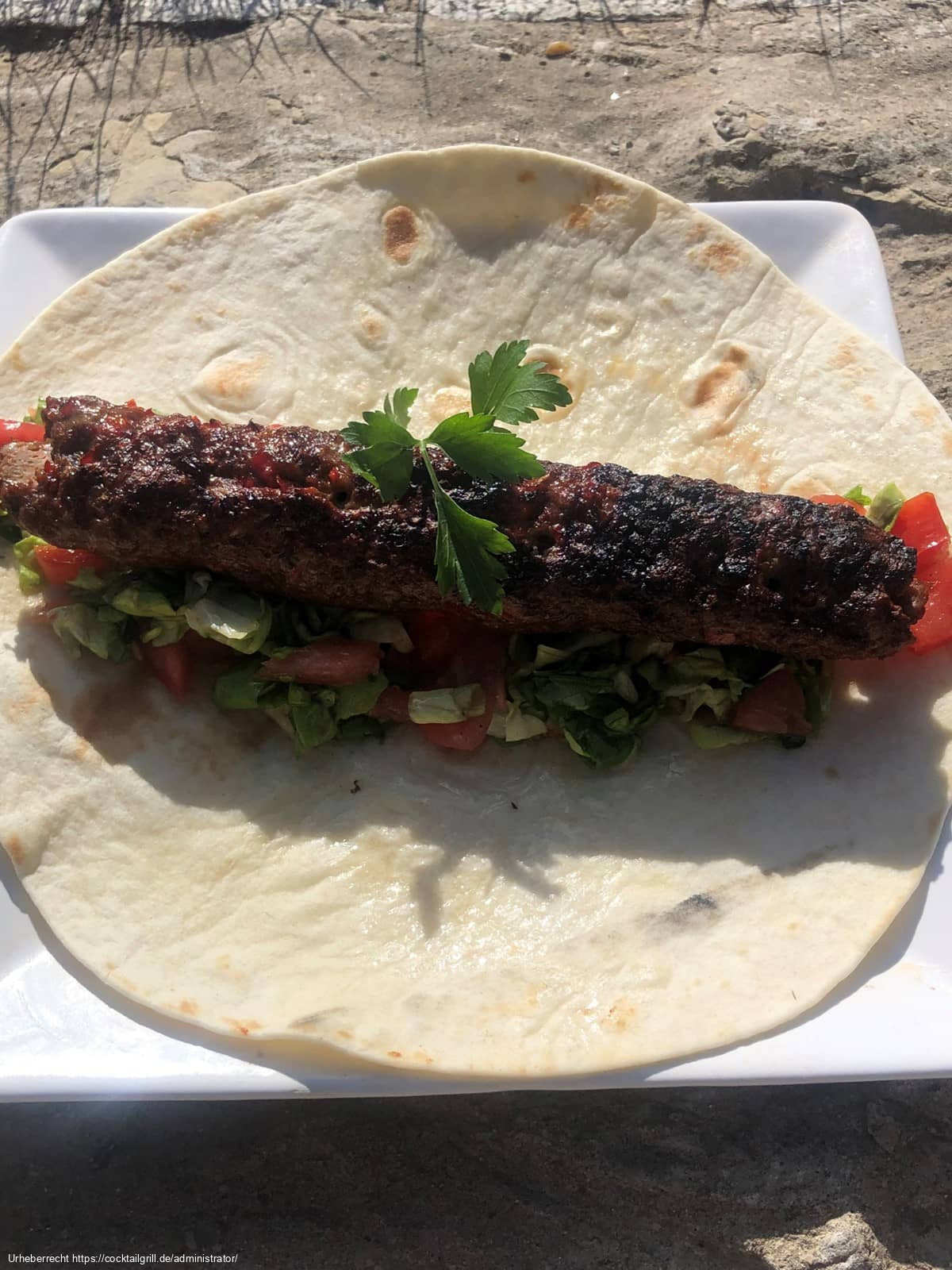 Adana Kebap auf Salat im Yufka