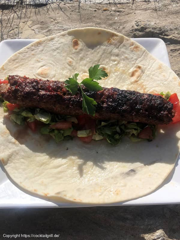 Adana Kebap auf Salat im Yufka