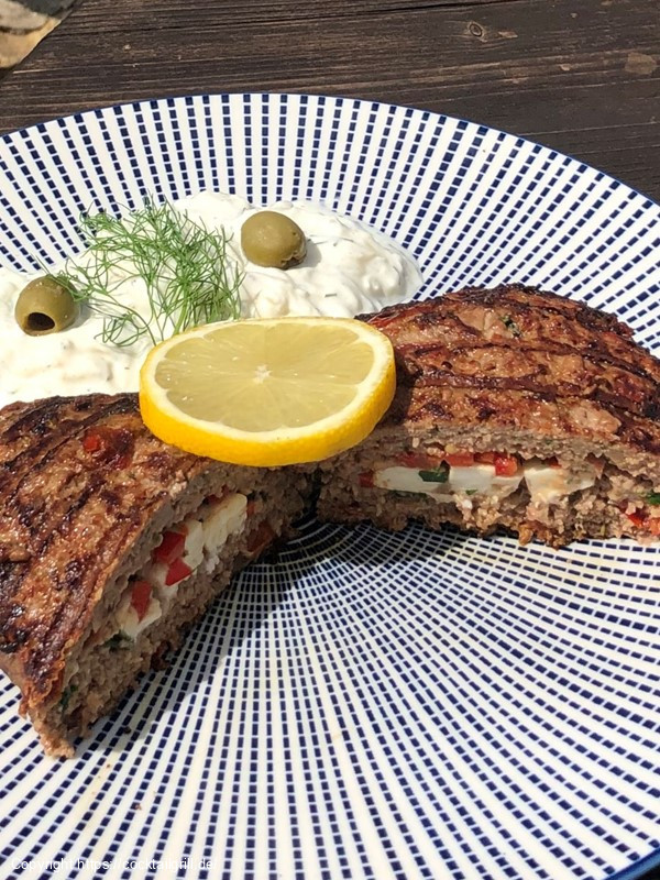 Bifteki mit Tzatziki, Oliven und Zitrone