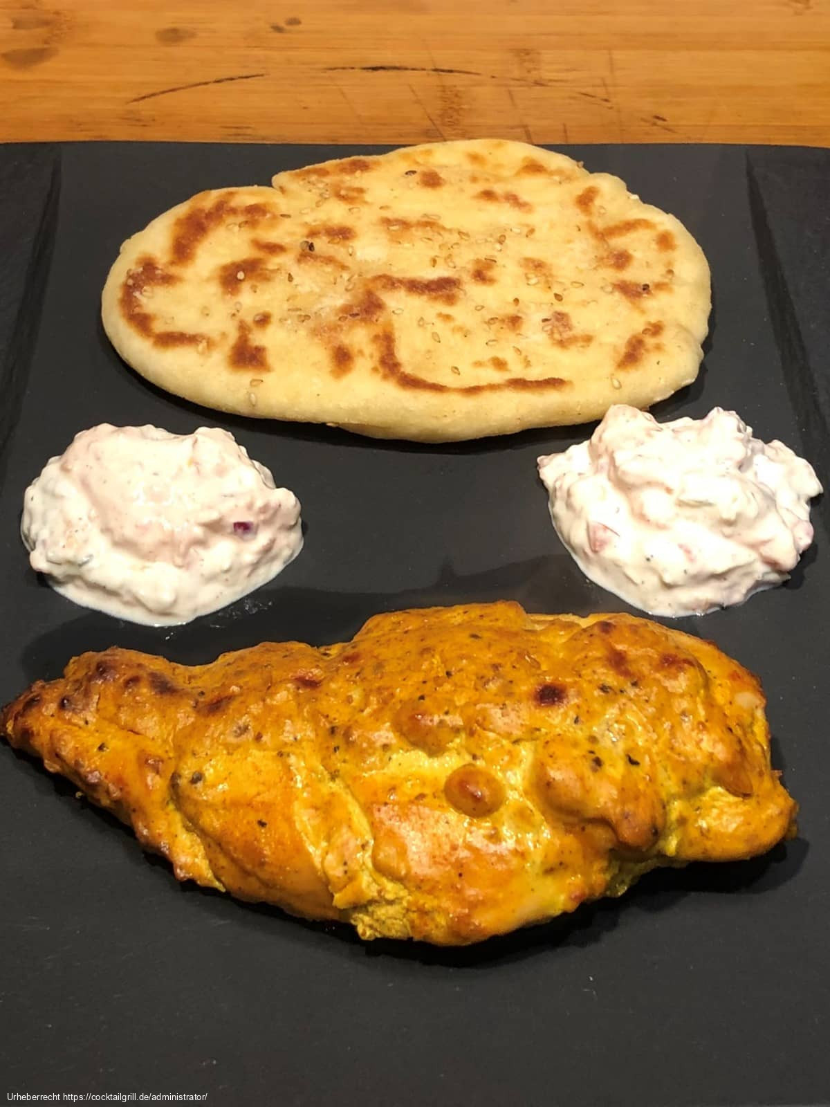 Chicken Tandoori mit Naan und Dip