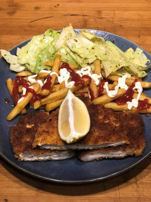 Geflügelschnitzel mit Pommes und Salat