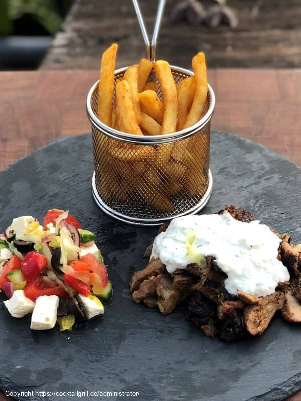 Gyros mit Tzaziki, Pommes und Salat