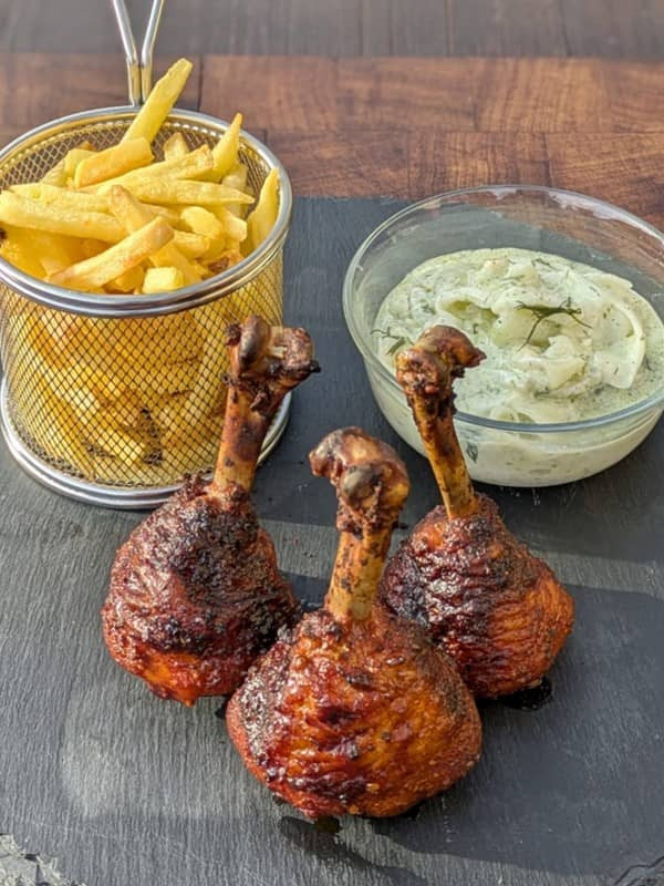 Lollipops mit Pommes und Gurkensalat
