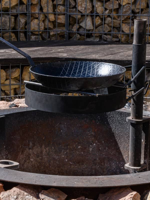 Schmiedeeisenpfanne auf der Feuerstelle