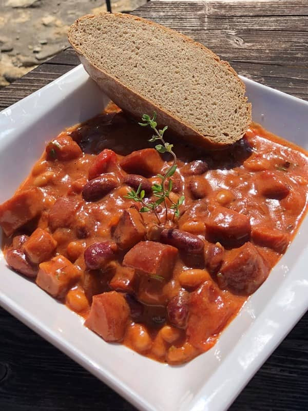 Bohnen mit Speck und Brot