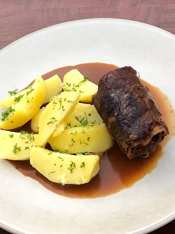 Roulade mit Salzkartoffeln und Bratensauce