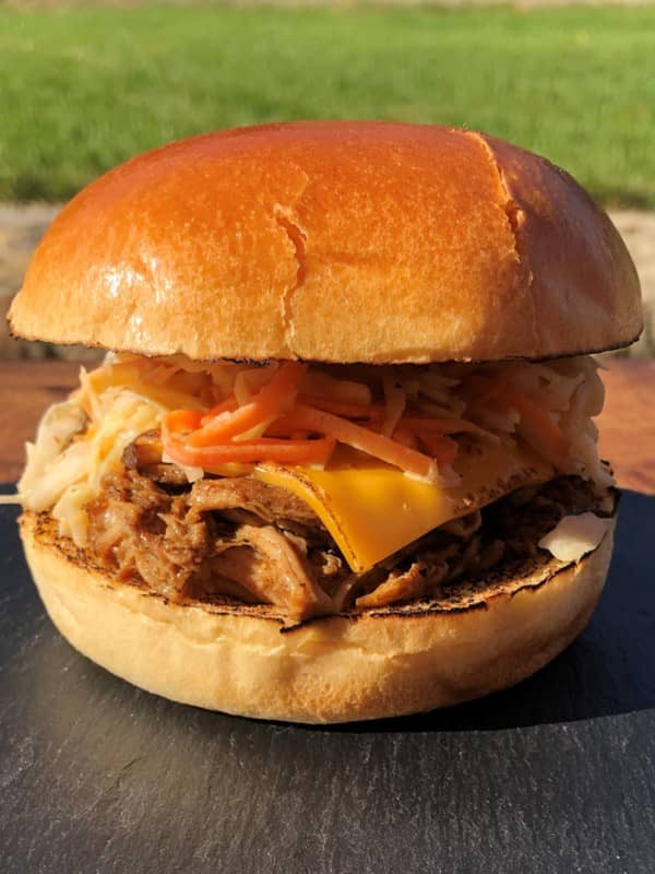 Pulled Pork-Burger mit Käse und Coleslaw