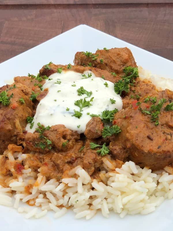 Metaxa-Topf auf Reis mit Tzatziki