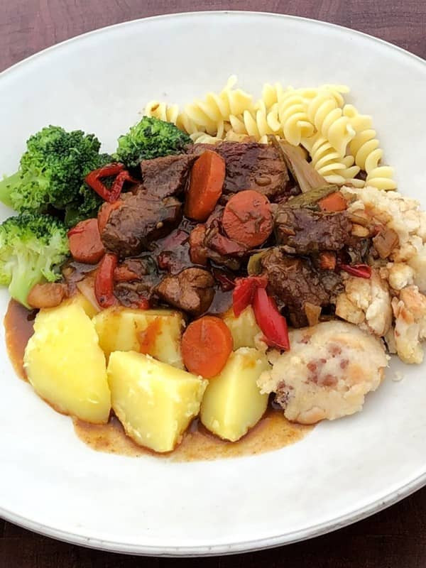 Gulasch mit Kartoffeln, Knödel, Nudeln, Brokkoli