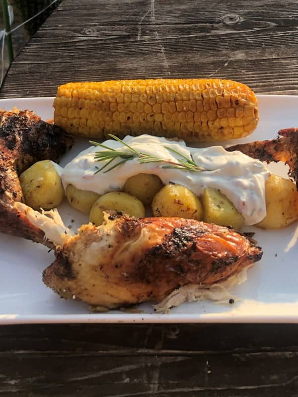 Roadkill Chicken mit Mais, Kartoffeln und Dip