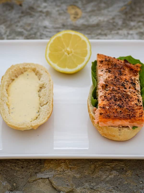 Flammlachs im Brötchen mit Salat, Dip und Zitrone