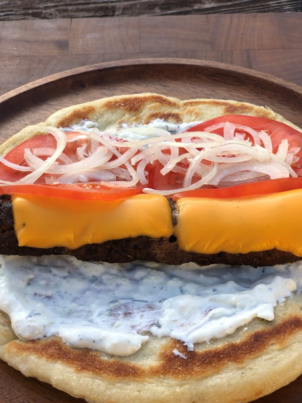 Souzoukakia Pita im Fladenbrot mit Tzatziki, Tomaten und Zwiebeln