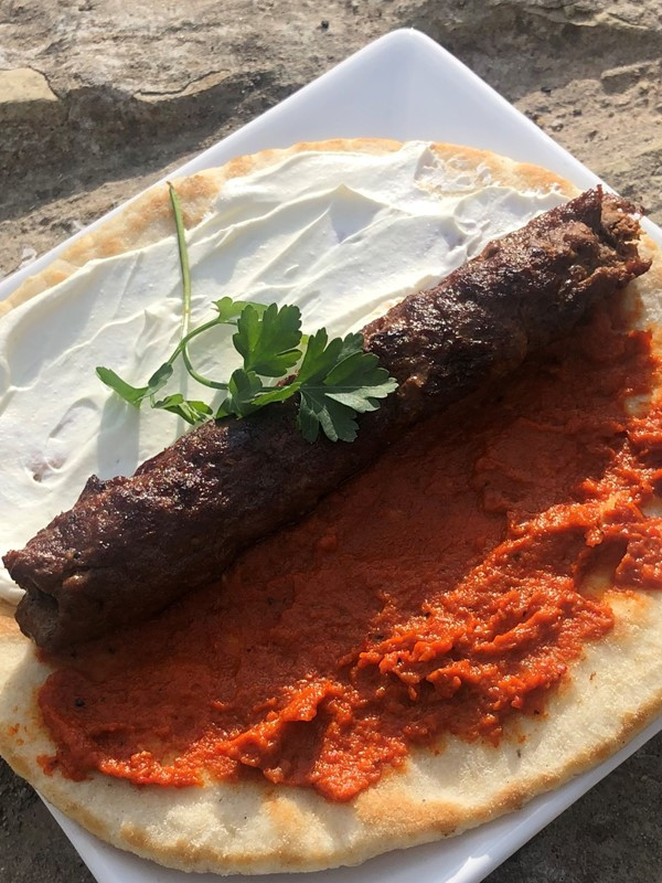 Ćevapi Lepinja mit Schmand und Ajvar