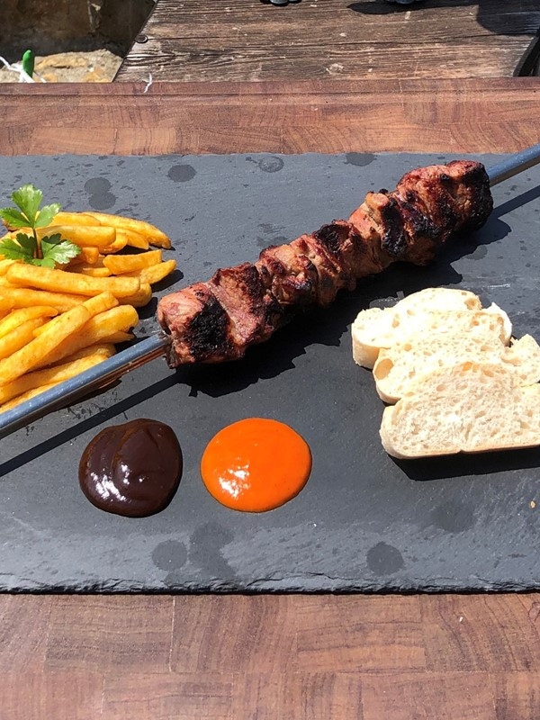 Schaschlik mit Pommes, Brot und Dips