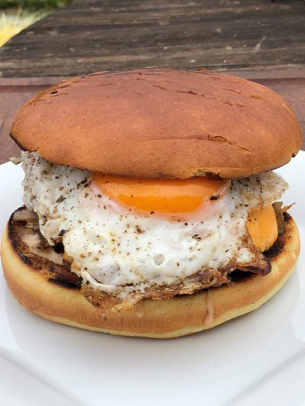 Schwaben-Burger mit Spiegelei