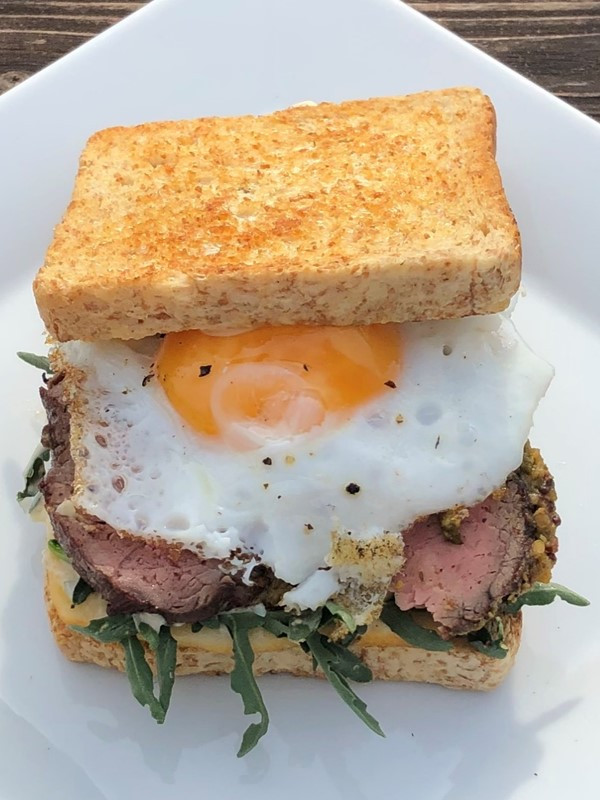 Roastbeef-Sandwich mit Rucola und Spiegelei