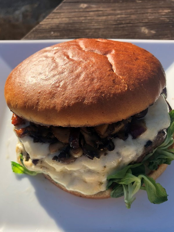 Raclette-Burger mit Feldsalat und Pilze