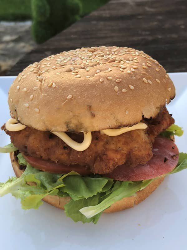 Chickenburger mit Tomaten, Salat und Sauce