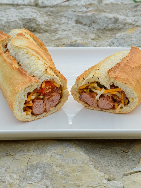 Hot Dog mit Käse, Gurken und Peperoni