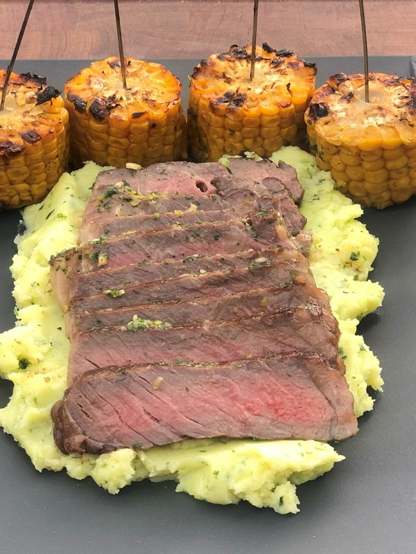 Rib-Eye auf Kartoffelpüree mit Maiskolben