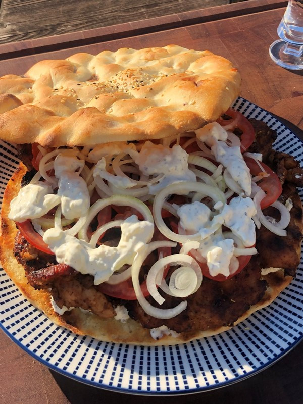 Kachelfleisch im FLadenbrot mit Tzatziki, Tomaten und Zwiebeln