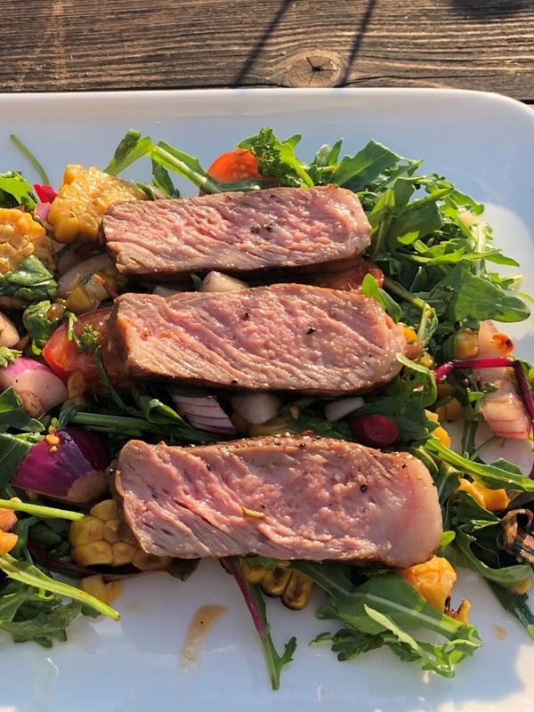 Entrecôte auf Salat