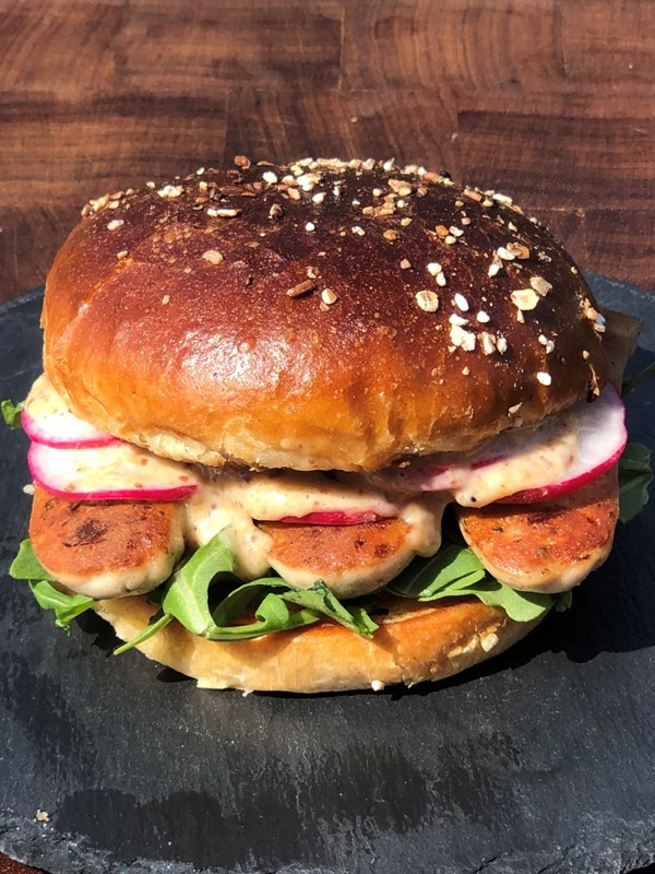 Weisswurst-Burger mit Rucola, Radieschen und Dip