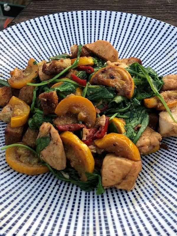 Hähnchen-Brot-Salat