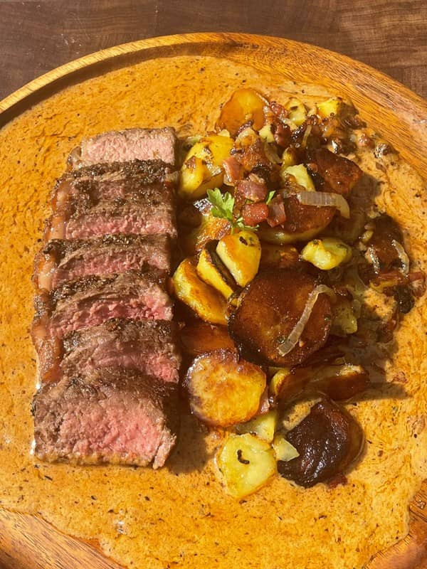 Steak au poivre mit Bratkartoffeln und Sauce