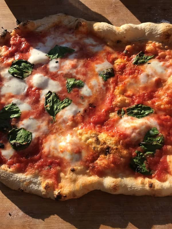 Pizza Margherita mit Basilikum