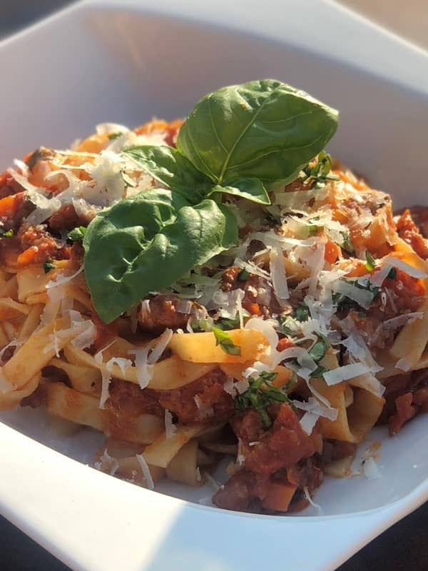 Pasta CJP mit Basilikum garniert