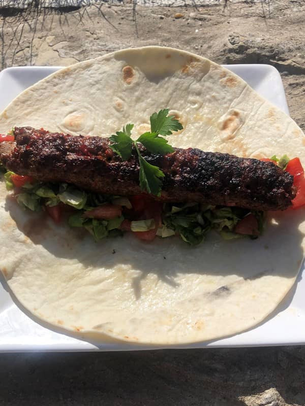 Adana Kebap auf Salat im Yufka