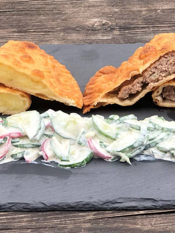 Tschebureki mit Gurken-Radieschen-Salat