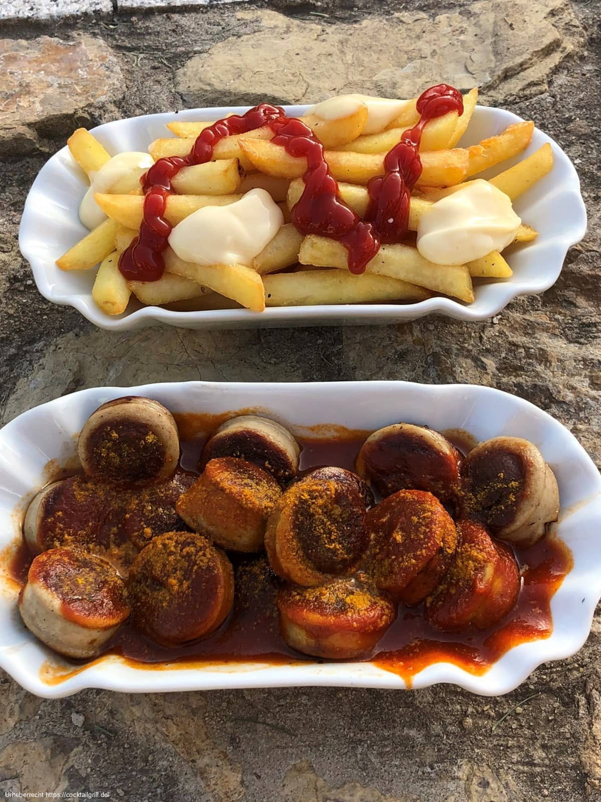 Currywurst mit Pommes rot/weiß