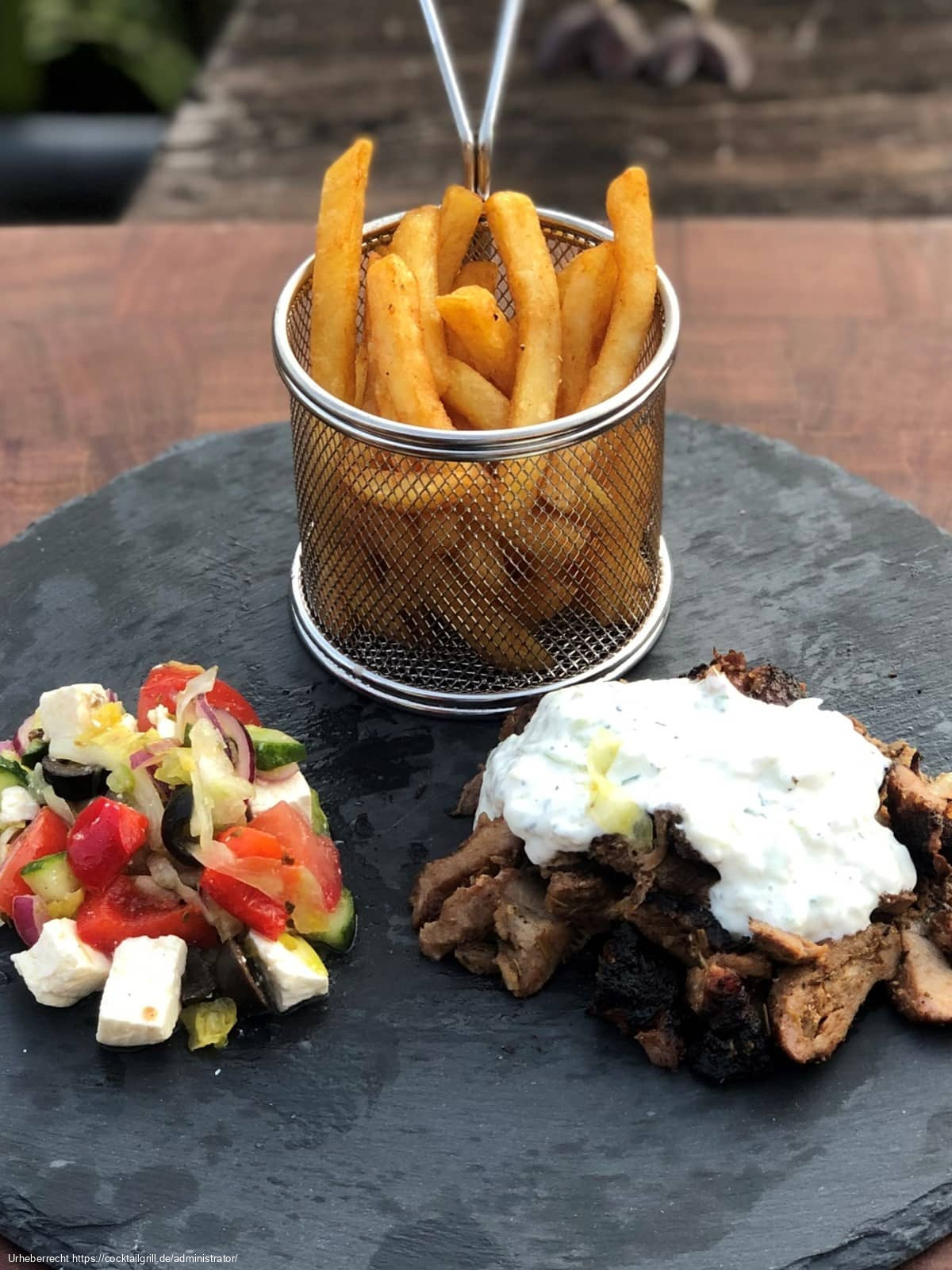 Gyros mit Tzatziki, Pommes und Salat