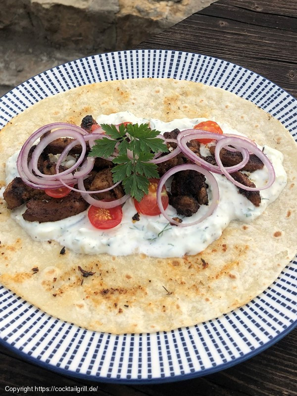 Gyros Pita mit Tzatziki, Tomaten und Zwiebeln