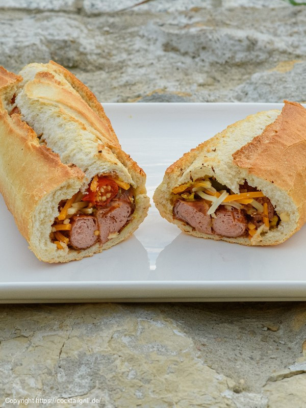 Hot Dog mit Käse, Gurken und Peperoni