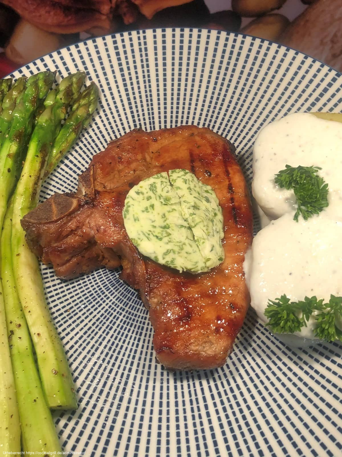 Kotelett mit Spargel, Kartoffeln, Kräuterbutter und Dip