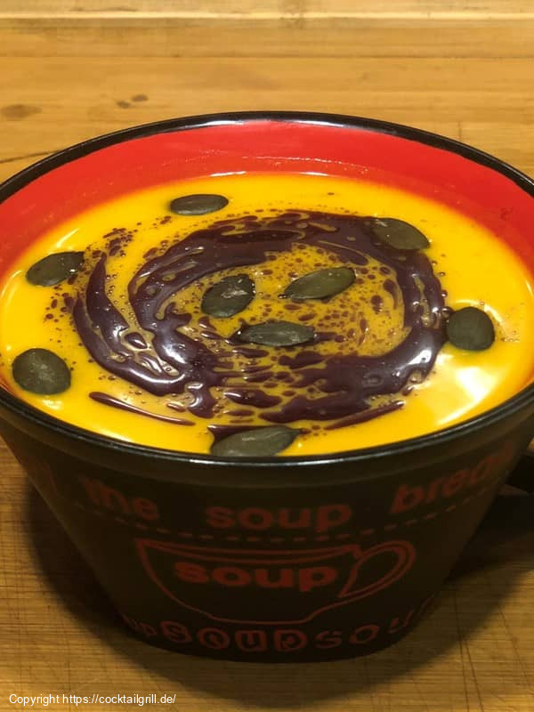 Kürbissuppe  mit Kürbiskernöl und Kürbiskerne