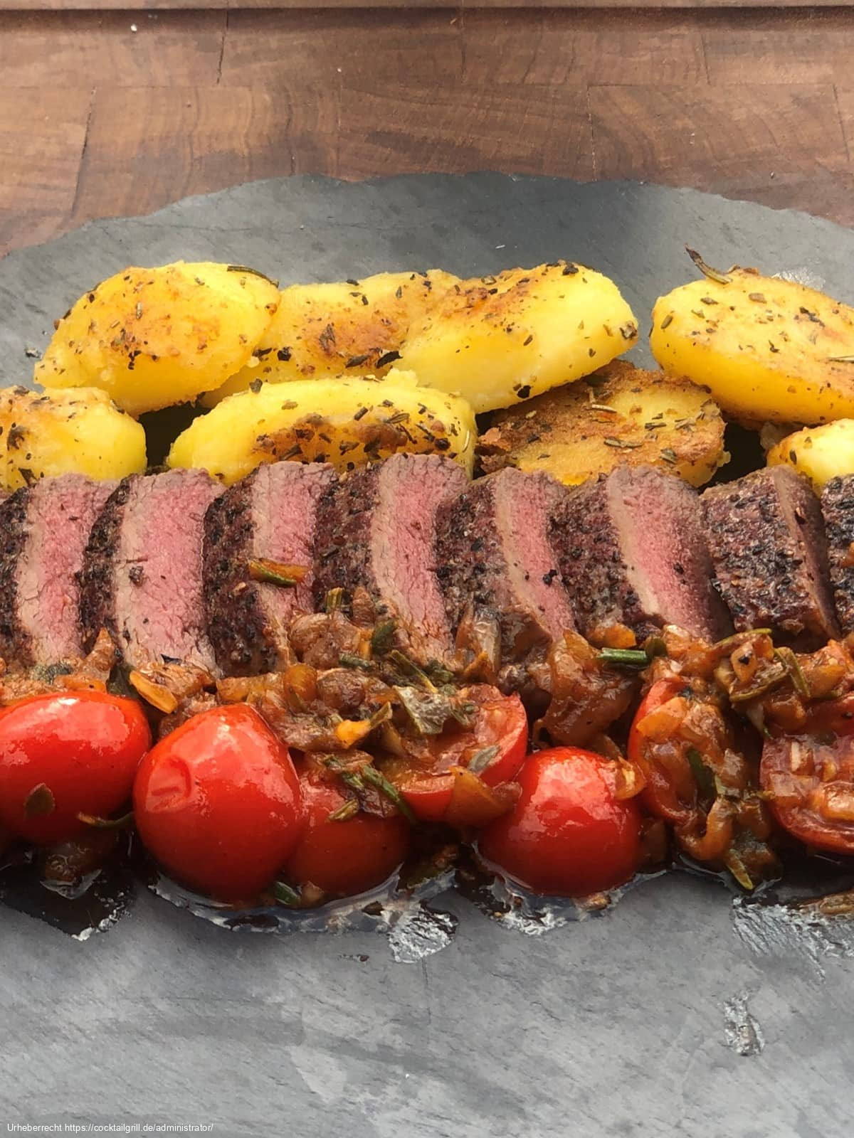 Lammlachse mit Kartoffeln und Tomaten