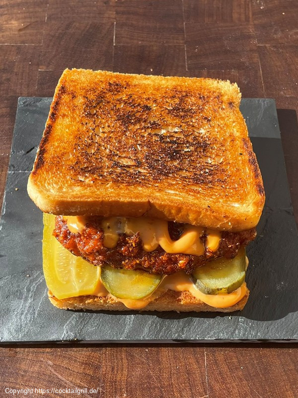 Nashville Hot Chicken Sandwich mit Essiggurken und Sauce