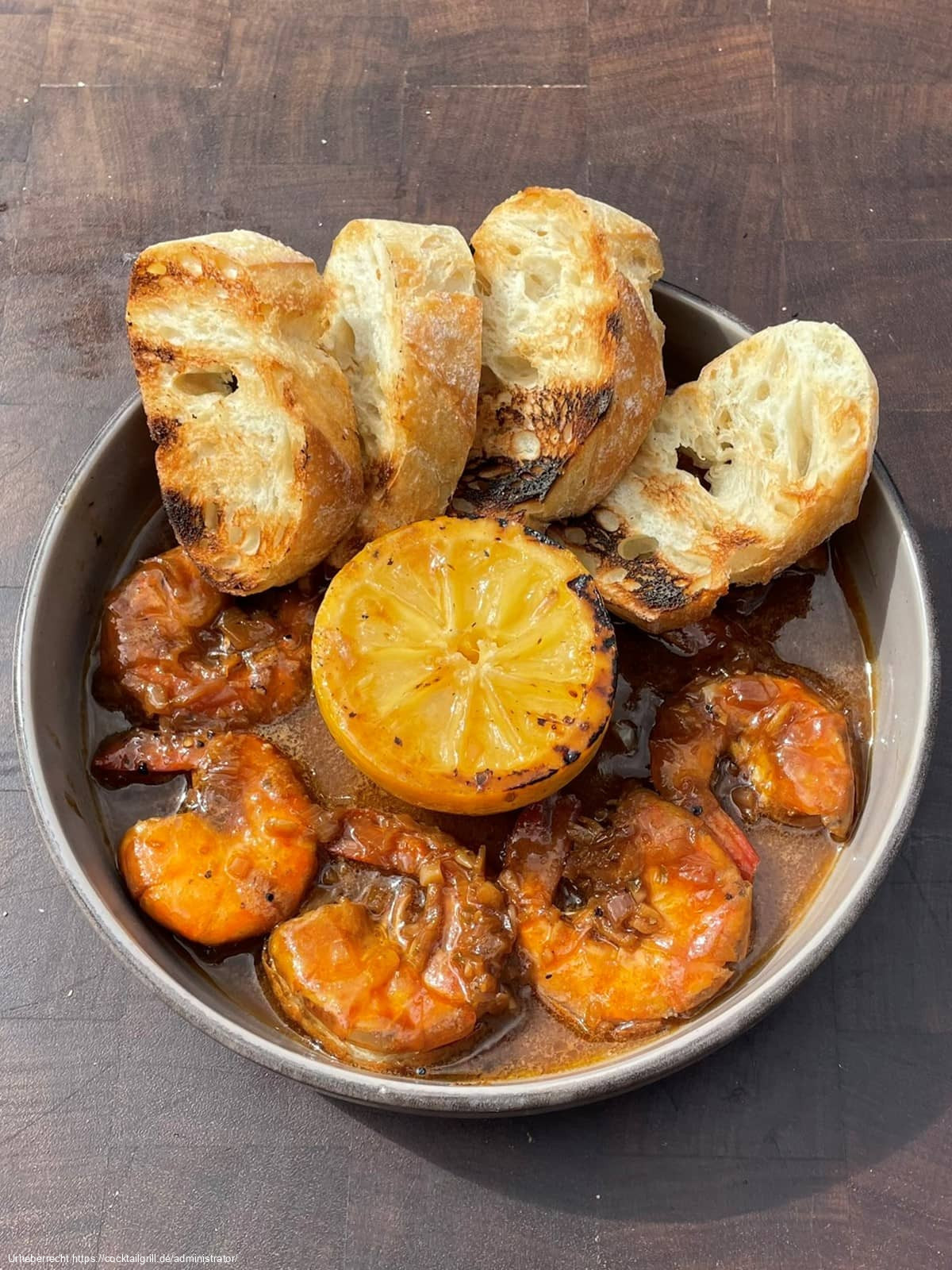 New Orleans BBQ-Shrimps mit Zitrone und Brot