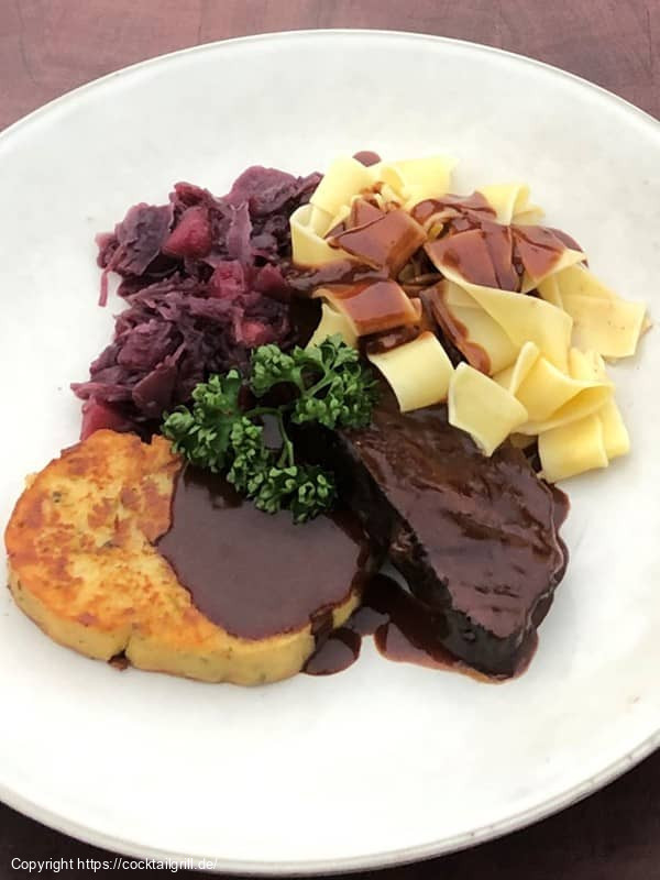 Ochsenbäckchen mit Serviettenknödel, Nudeln, Rotkraut und Sauce