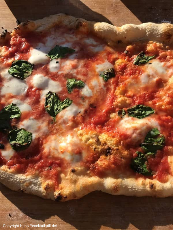 Pizza Margherita mit Basilikum