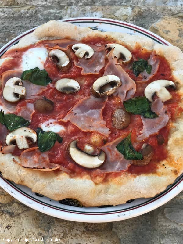 Pizza Spezial mit Schinken, Pilze und Basilikum