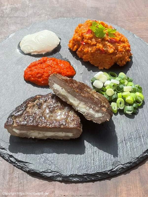 Pljeskavica mit Djuvec, Frühlingszwiebeln, Schmand und Ajvar
