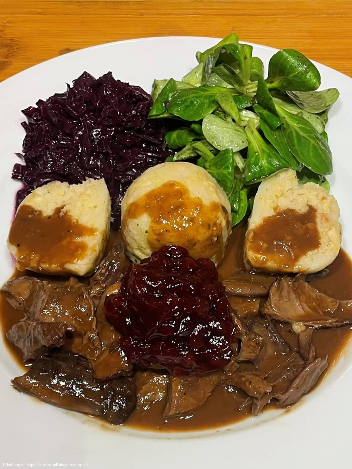Rehkeule mit Knödel und Rotkraut