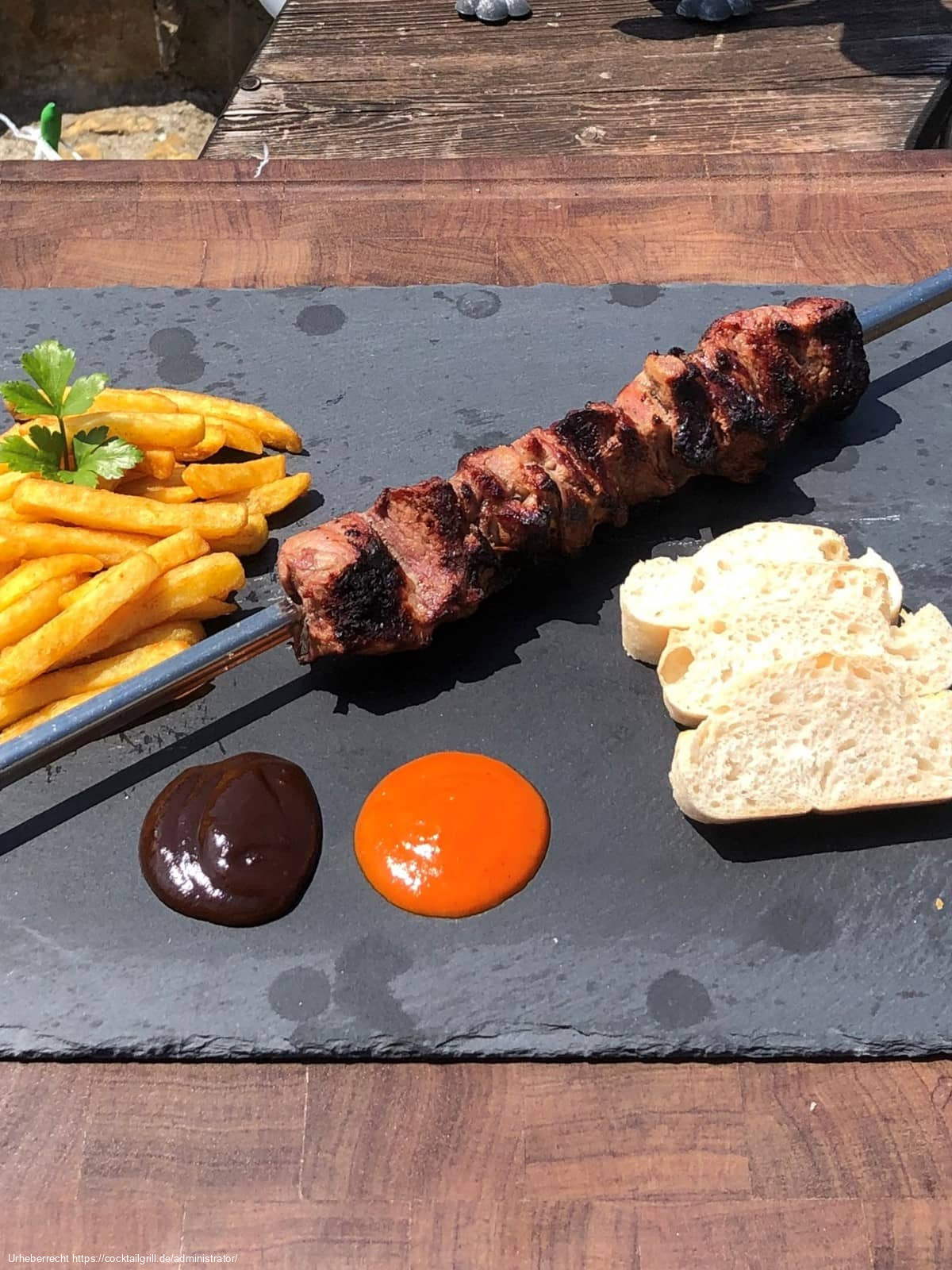 Schaschlik mit Pommes, Brot und Dips