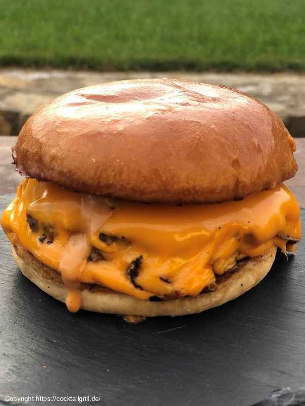 Smashburger mit Käse mit Sauce