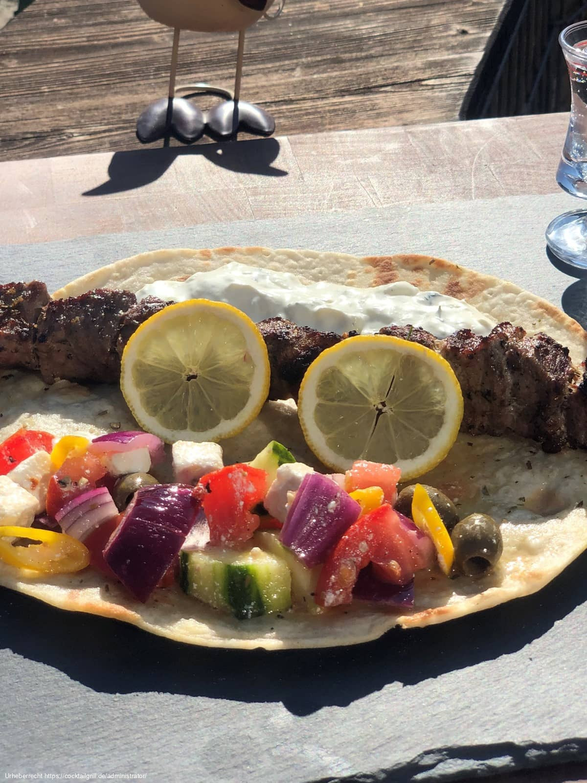 Souvlaki im Pita mit Tzatziki, Salat und Zitrone